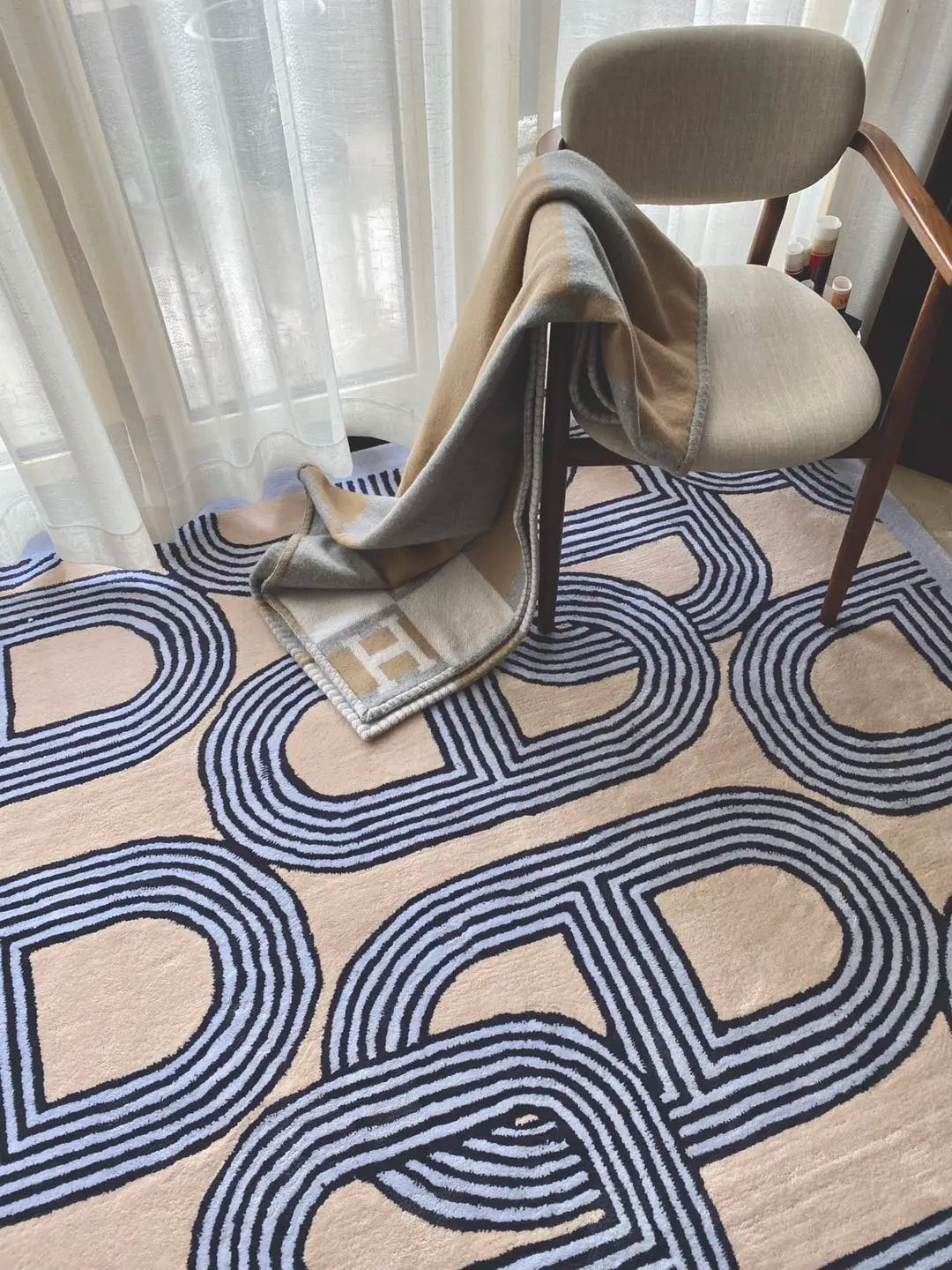 French Style Area Rug - Elegant Chain Pattern Floor Covering