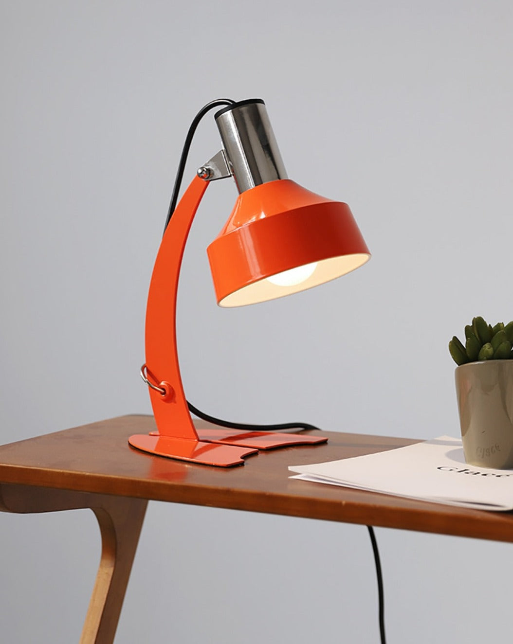 Industrial Desk Lamp – Contemporary Retro Style LED Light