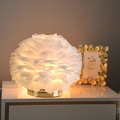 Nordic Feather Lamp | Cozy Retro Table Lighting, Metal Base