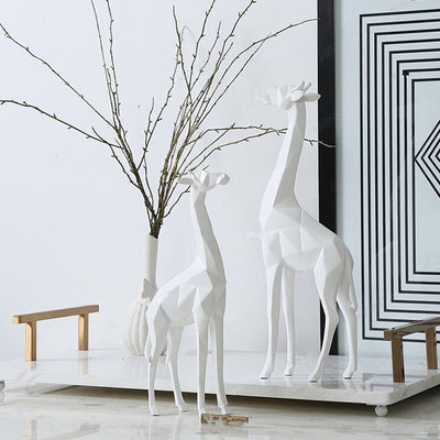 Geometric Giraffe Statue – Abstract Resin Sculpture