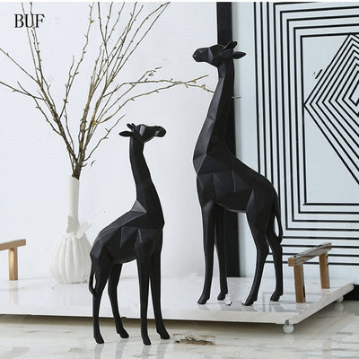 Geometric Giraffe Statue – Abstract Resin Sculpture