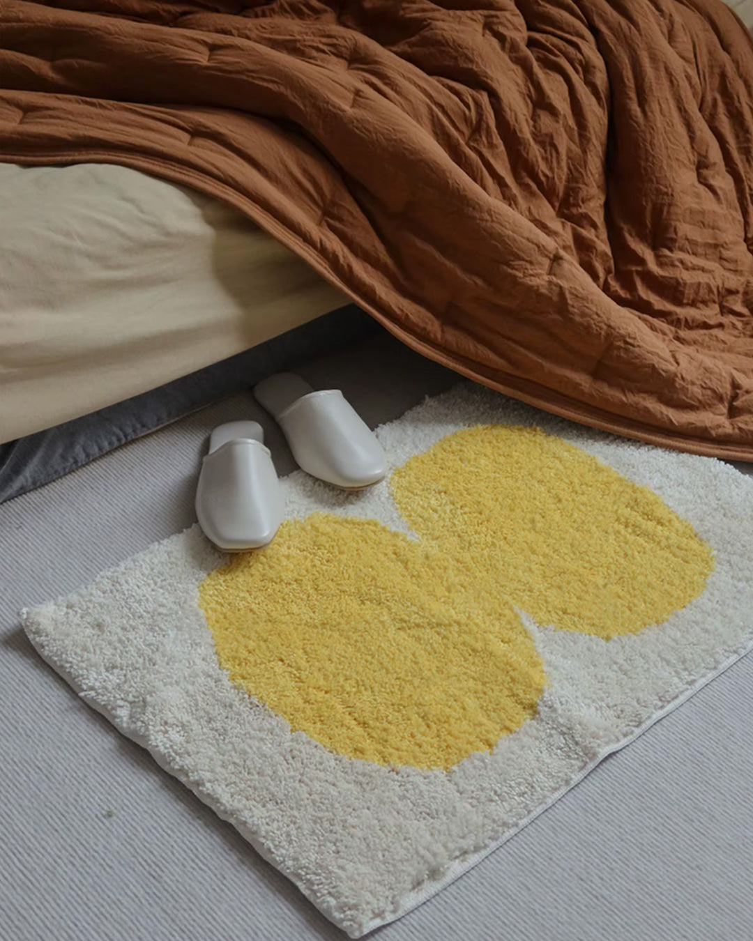 anti-slip oval bath mat size reference photo next to everyday objects